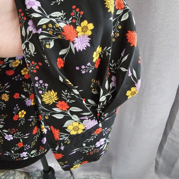 Astr The Label Black & Floral Bishop Sleeve Blouse, Size small - Picture 6 of 9